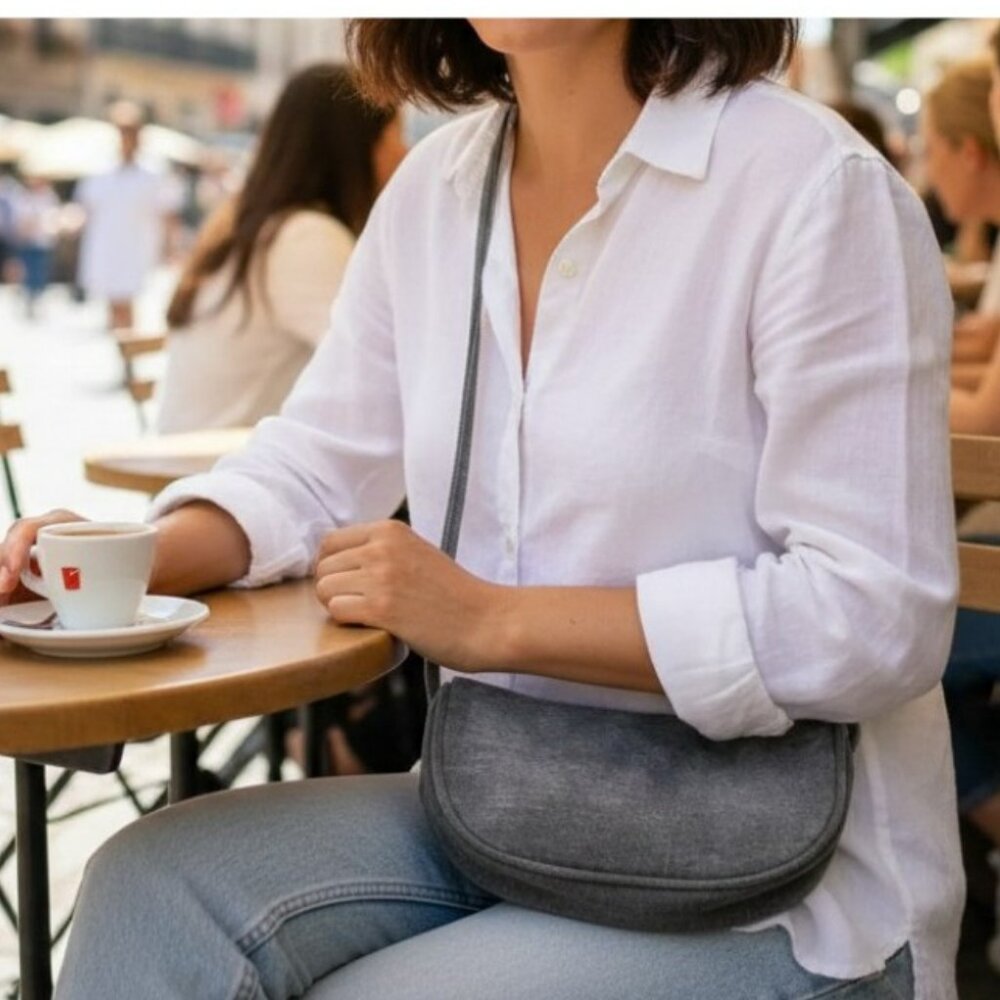 SMALL CROSSOVER GREY PURSE WITH 1 ZIPPERED TOP AND 1 ZIPPERED POCKET INSIDE